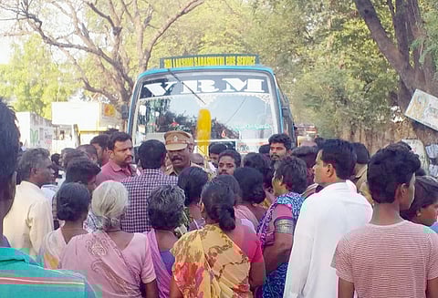 அணைக்கட்டு அருகே குடிநீர் வழங்கக்கோரி சாலை மறியல் போலீசாருடன் பொதுமக்கள் வாக்குவாதம்