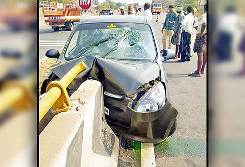 கொடைரோடு அருகே, பாலத்தின் தடுப்பு சுவரில் கார் மோதி பெண் பலி - கணவர், டிரைவர் படுகாயம்
