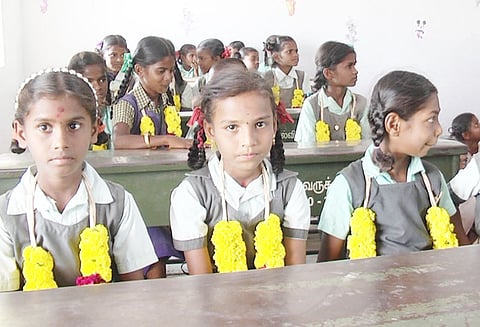 அரசு பள்ளியில் சேர்க்க மாணவர்களுக்கு மாலை அணிவித்து அழைத்து வந்த ஆசிரியர்கள்