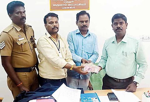 புவனகிரி அருகே, வாகன சோதனையில் ரூ.4 லட்சம் பறிமுதல் - தேர்தல் பறக்கும் படையினர் நடவடிக்கை