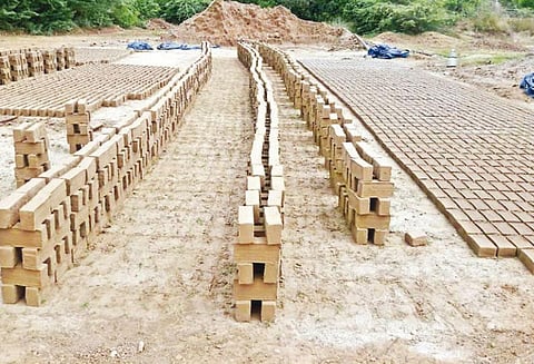 திருக்கடையூர் பகுதியில் செங்கல் தயாரிக்கும் பணி மும்முரம்