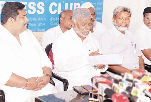 எதிர்க்கட்சியினர் வீடுகளில் வருமான வரி சோதனை: தேர்தல் ஆணையம் பாரபட்சமாக செயல்படுகிறது காதர் மொய்தீன் குற்றச்சாட்டு