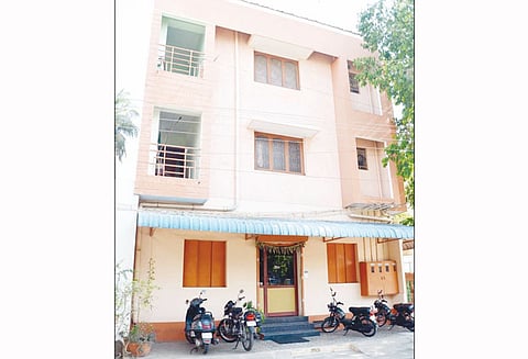 கரூரில் இயங்கி வரும் தனியார் நூல் நிறுவனத்தில் வருமான வரித்துறையினர் சோதனை