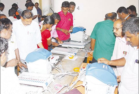 பெரம்பலூர் நாடாளுமன்ற தொகுதியில் போட்டியிடும் வேட்பாளர்களின் பெயர், சின்னம்- புகைப்படங்களை வாக்குப்பதிவு எந்திரத்தில் பொருத்தும் பணி