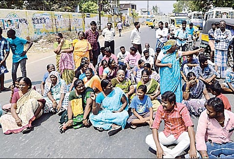 விழுப்புரத்தில், செல்போன் கோபுரம் அமைக்க எதிர்ப்பு தெரிவித்து பொதுமக்கள் சாலை மறியல் - போக்குவரத்து பாதிப்பு