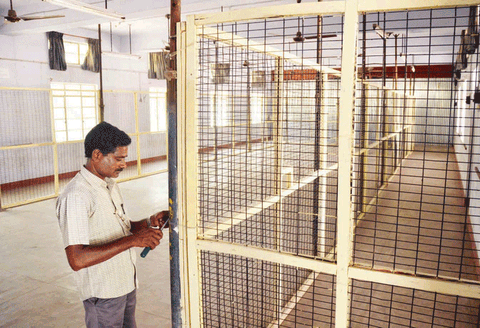 சித்தோடு சாலை மற்றும் போக்குவரத்து பொறியியல் கல்லூரியில் வாக்கு எண்ணிக்கை மையம் தயாராகி வருகிறது