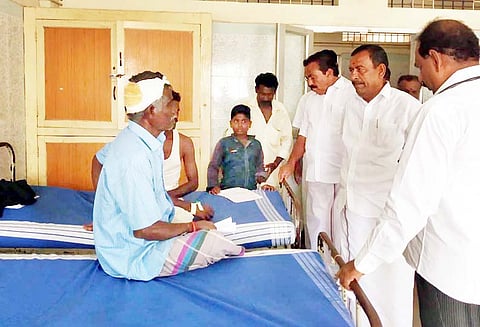 மயிலாடுதுறை அருகே பரிதாபம், வாய்க்காலில் சரக்கு ஆட்டோ கவிழ்ந்ததில் அ.தி.மு.க.வினர் 4 பேர் பலி - ஒரே கிராமத்தை சேர்ந்தவர்கள்