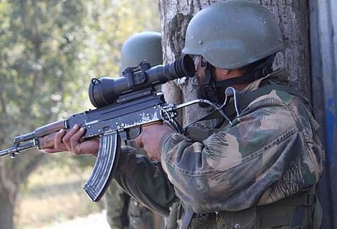 ஜம்மு காஷ்மீர்: பயங்கரவாதிகளுக்கும் பாதுகாப்பு படையினருக்கும் இடையே கடும் துப்பாக்கி சண்டை