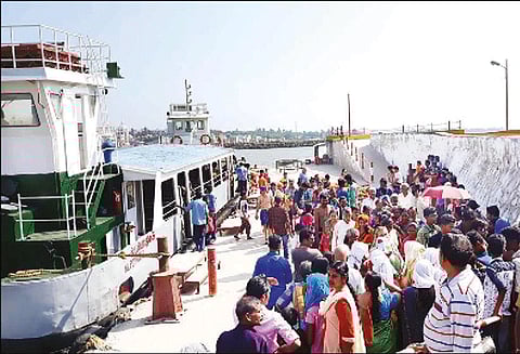 கோடை விடுமுறையையொட்டி கன்னியாகுமரியில் சுற்றுலா பயணிகளின் கூட்டம் அலைமோதியது