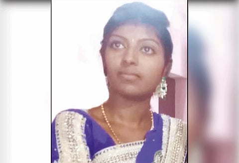 பூதப்பாண்டி அருகே காதல் திருமணம் செய்த இளம்பெண் தீக்குளித்து தற்கொலை