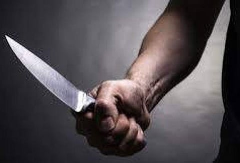 பெங்களூருவில் பயங்கரம் முன்விரோதத்தில் வாலிபர் குத்திக் கொலை மர்மநபர்களை பிடிக்க 2 தனிப்படை அமைப்பு