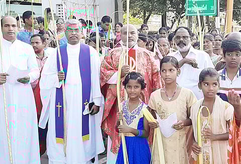 பெரம்பலூர்- அரியலூரில் குருத்தோலை ஏந்தி கிறிஸ்தவர்கள் ஊர்வலம்