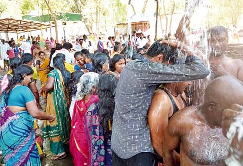 தமிழ்ப்புத்தாண்டையொட்டி, சுருளி அருவியில் குவிந்த சுற்றுலா பயணிகள் - நீராட முடியாமல் ஏமாற்றம்