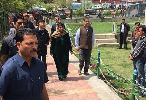 ஜம்மு காஷ்மீர்: மெகபூபா முப்தி வாகன அணிவகுப்பு மீது கல்வீச்சு