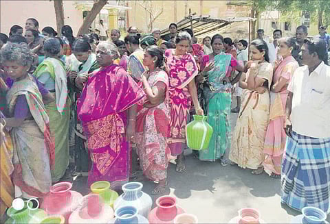 ஓமலூர் அருகே, குடிநீர் கேட்டு காலிக்குடங்களுடன் கிராம மக்கள் சாலைமறியல் 2 இடங்களில் நடந்தது