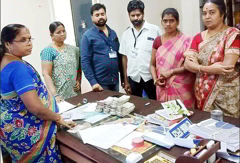 ஆம்பூரில் வாக்காளர்களுக்கு கொடுக்க முயன்றபோது ரூ.13½ லட்சத்தை ரோட்டில் போட்டுவிட்டு ஓடிய கட்சியினர் பறக்கும்படையினர் கைப்பற்றி விசாரணை