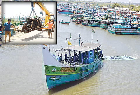 மீன்பிடி தடைகாலம் தொடங்கியது, கடலூரில் படகு என்ஜின்களை சீரமைக்கும் பணியில் மீனவர்கள் - ஆழ்கடலில் மீன்பிடித்தவர்களும் கரை திரும்பினர்