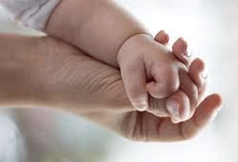 சி.எஸ்.எம்.டி.யில் கடத்தப்பட்ட 2 மாத ஆண் குழந்தை நாசிக்கில் மீட்பு பெண் கைது