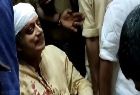 துலாபாரம் நிகழ்ச்சியின் போது சசிதரூர் எம்.பி. தலையில் இரும்பு கம்பி விழுந்து படுகாயம் - திருவனந்தபுரம் கோவிலில் பரபரப்பு