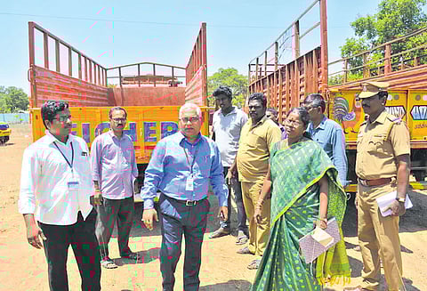 திருவள்ளூர் தொகுதி தேர்தல் பார்வையாளர் கும்மிடிப்பூண்டி தாசில்தார் அலுவலகத்தில் திடீர் ஆய்வு