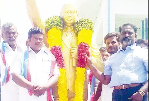 அம்பேத்கர் சிலைக்கு மாலை அணிவிப்பு