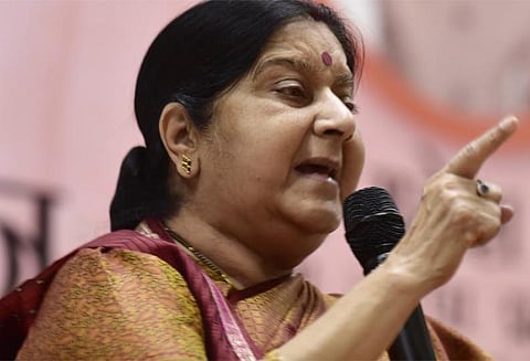 ‘திரவுபதியை உங்கள் கண்முன் துகிலுரித்துள்ளனர்’ - முலாயம்சிங் யாதவுக்கு தகவல் அனுப்பிய சுஷ்மா சுவராஜ்