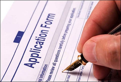 கலை-அறிவியல் கல்லூரிகளில் சேர விண்ணப்பம் வினியோகம் மாணவ-மாணவிகள் நீண்ட வரிசையில் நின்று வாங்கினர்