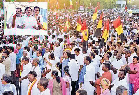 ஈரோட்டில் தேர்தல் பிரசாரம்: ம.தி.மு.க.வை ஸ்டாலினிடம் வைகோ அடகு வைத்துவிட்டார் முதல்-அமைச்சர் எடப்பாடி பழனிசாமி கடும் தாக்கு