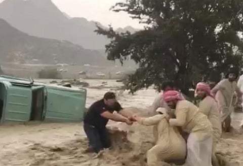 பாகிஸ்தானில் கனமழை மற்றும் புழுதி புயல்; 23 பேர் பலி