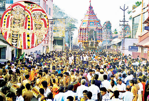 சித்திரை திருவிழாவையொட்டி தஞ்சை பெரியகோவில் தேரோட்டம் ஏராளமான பக்தர்கள் வடம்பிடித்து இழுத்தனர்