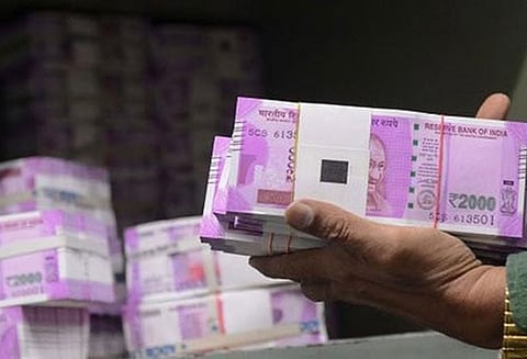 வாக்காளர்களுக்கு பணம் வினியோகிப்பதாக புகார் அ.தி.மு.க. நிர்வாகியிடம் ரூ.51 ஆயிரம் பறிமுதல்