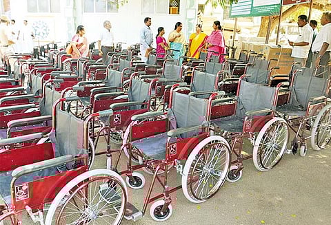 வாக்குப்பதிவு மையங்களுக்கு மாற்றுத்திறனாளிகளை அழைத்து வர சக்கர நாற்காலிகள்