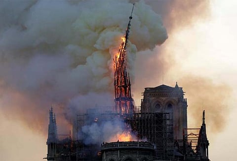 850 ஆண்டு பழமையான உலக புகழ்பெற்ற பிரான்ஸ் தேவாலயத்தில் பயங்கர தீ - சீரமைக்க நிதி குவிகிறது