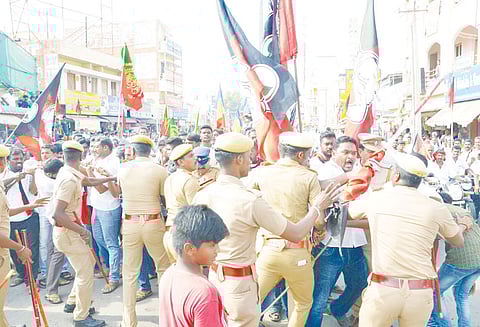 கரூரில் இறுதிக்கட்ட பிரசாரத்தில் அ.தி.மு.க.-தி.மு.க.வினர் பயங்கர மோதல்