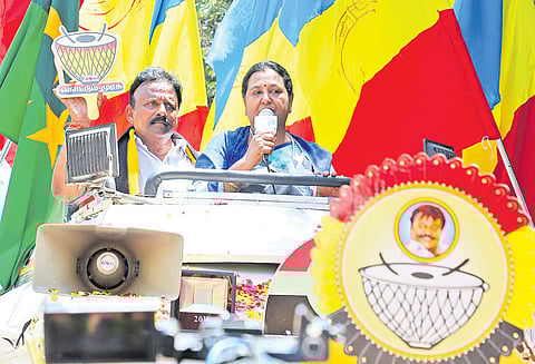 18 தொகுதிகளில் நடைபெறும் இடைத்தேர்தலில் ‘அ.தி.மு.க. வெற்றி பெற்று ஆட்சி தொடருவது உறுதி’ பிரசாரத்தில் பிரேமலதா விஜயகாந்த் பேச்சு