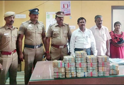 ஏ.டி.எம். எந்திரங்களில் நிரப்ப கொண்டு சென்ற போது ஆவணங்கள் இல்லாததால் ரூ.1 கோடியே 41 லட்சம் பறிமுதல் - தேர்தல் பறக்கும் படையினர் நடவடிக்கை