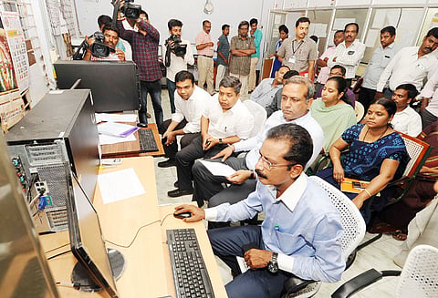 வாக்குச்சாவடியில் பணிபுரியும் அலுவலர்கள் குலுக்கல் மூலம் தேர்வு தேர்தல் அதிகாரிகள் முன்னிலையில் நடைபெற்றது