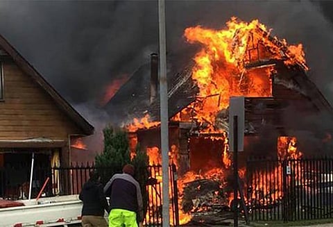 சிலி நாட்டில் பயங்கரம்: வீட்டின் மீது விழுந்து நொறுங்கிய விமானம் - பெண்கள் உள்பட 6 பேர் பலி