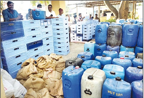 வயல்வெளியில் பதுக்கி வைத்திருந்த ரூ.8 லட்சம் மதிப்பிலான சாராயம் பறிமுதல் காரைக்காலில் போலீஸ் அதிரடி