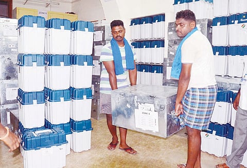 ஈரோடு மாவட்டத்தில் வாக்குச்சாவடி மையங்களுக்கு மின்னணு வாக்குப்பதிவு எந்திரங்கள் அனுப்பி வைப்பு