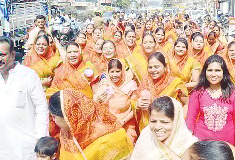 ஈரோட்டில் மகாவீர் ஜெயந்தி உற்சாக கொண்டாட்டம் வடமாநிலத்தினர் ஊர்வலம் சென்றனர்