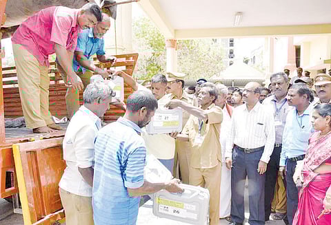 திருச்சி நாடாளுமன்ற தொகுதியில் இன்று ஓட்டுப்பதிவு: மின்னணு வாக்குப்பதிவு எந்திரங்கள் வாக்குச்சாவடிகளுக்கு அனுப்பி வைப்பு