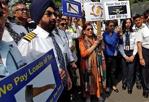 ஜெட் ஏர்வேஸ் விமானச் சேவை நிறுத்தம் :‘எங்களுடைய குடும்பத்தை காப்பாற்றுங்கள்’ ஊழியர்கள் போராட்டம்