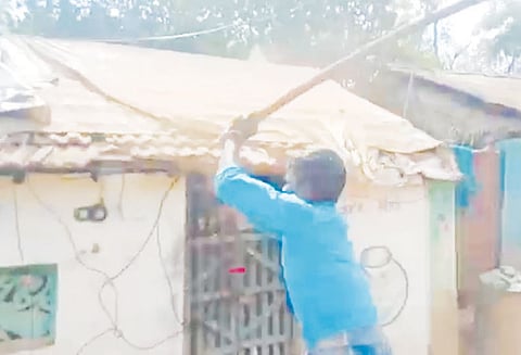 அரியலூர் அருகே இரு தரப்பினரிடையே மோதல்; வீடுகளை அடித்து உடைத்ததால் பதற்றம் போலீசார் குவிப்பு