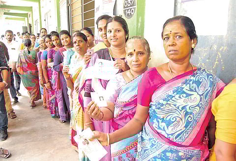 காஞ்சீபுரம், திருவள்ளூர் நாடாளுமன்ற தொகுதிகளில் வாக்காளர்கள் நீண்ட வரிசையில் நின்று வாக்களித்தனர்