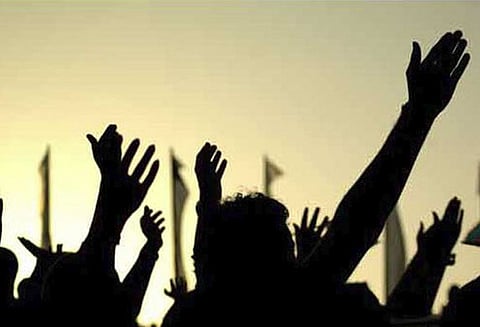 பூந்தமல்லியில் வாக்குச்சாவடிக்குள் புகுந்து அ.தி.மு.க.வினர் கள்ள ஓட்டு போட்டதாக புகார், அ.ம.மு.க.-தி.மு.க. போராட்டம்