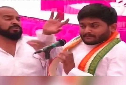 ஹர்திக் படேலை கன்னத்தில் அறைந்த நபரால் பரபரப்பு