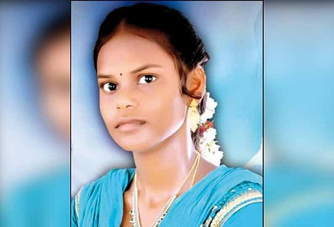 கடலூர் முதுநகர் அருகே, ரெயில் முன் பாய்ந்து மாணவி தற்கொலை- பிளஸ்-2 தேர்வில் மதிப்பெண் குறைந்ததால் விபரீத முடிவு