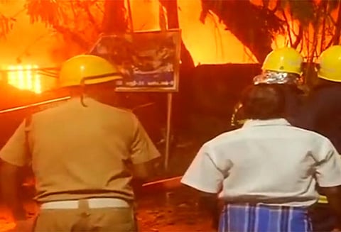 சென்னை: வள்ளுவர் கோட்டம் அருகே பொம்மை குடோனில் தீவிபத்து