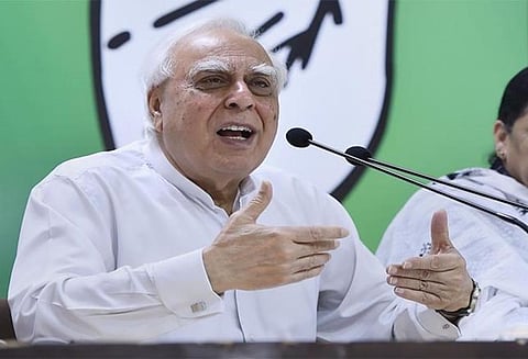 மதிப்பு இழந்த பணத்தை மாற்றும் காட்சி: வீடியோவில் இருப்பவரை அடையாளம் காட்டினால் ரூ.1 லட்சம் பரிசு - கபில்சிபல் அறிவிப்பு